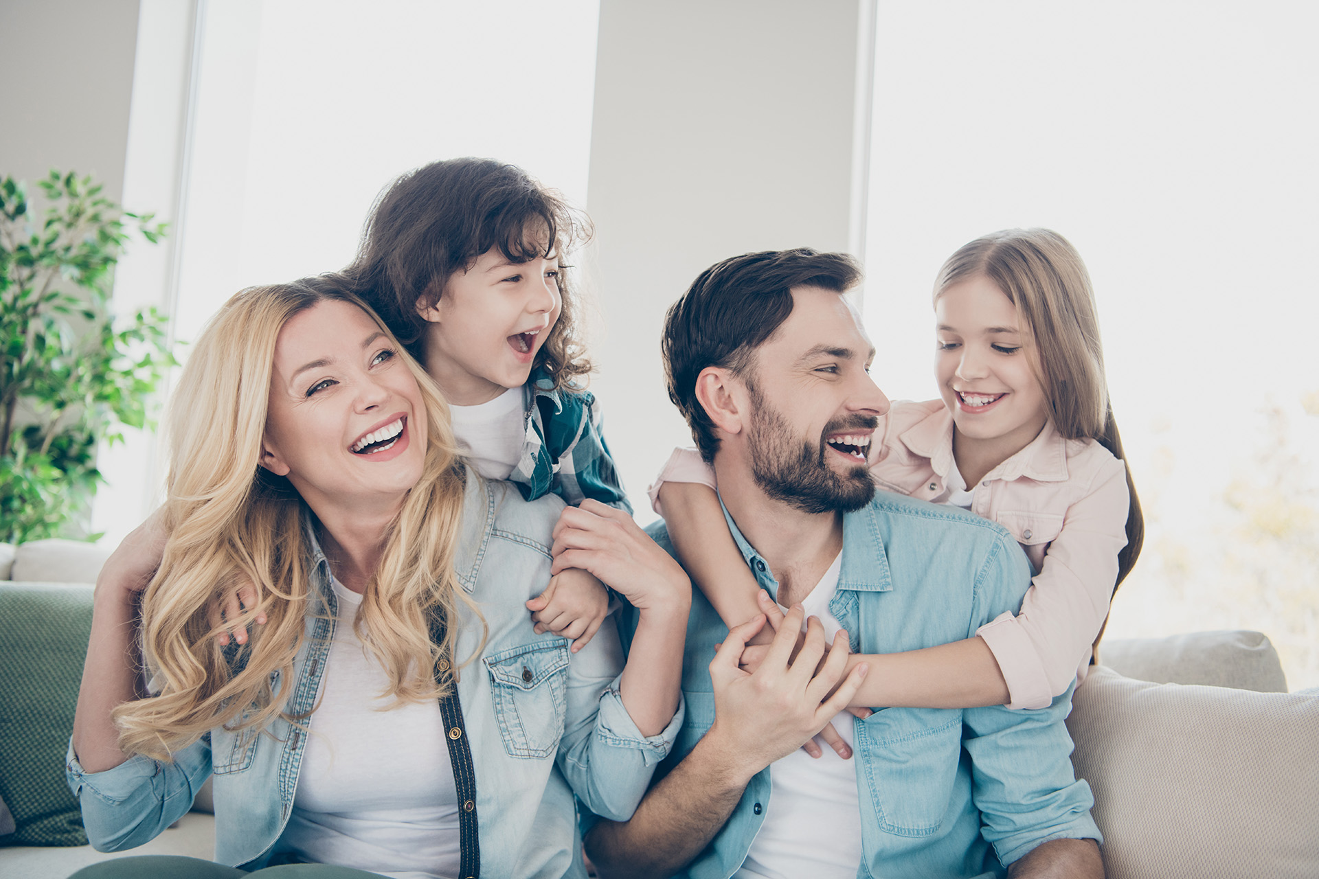 Famiglia felice con i genitori e due bambine
