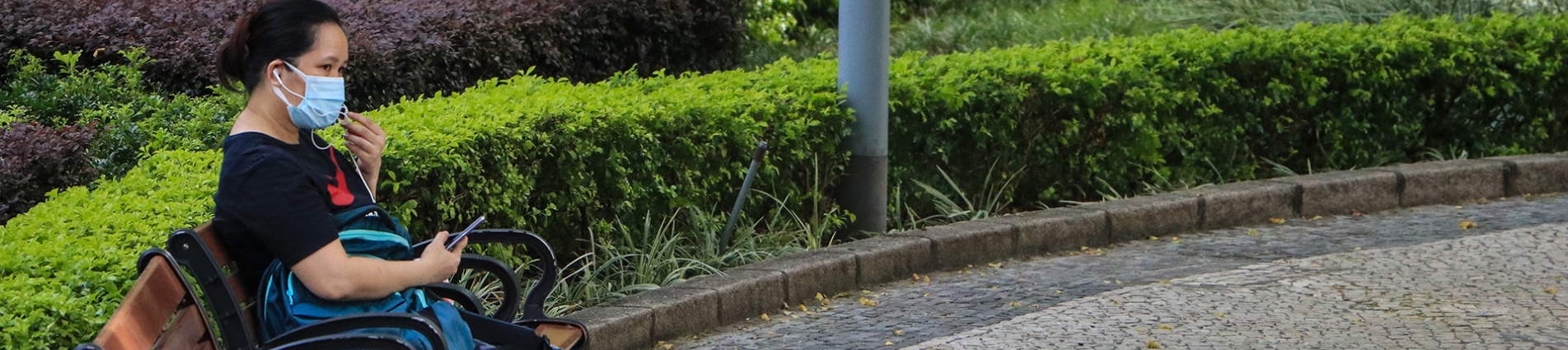 Ragazza straniera su una panchina Ragazza straniera su una panchina